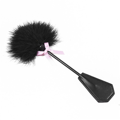 Massaggio del sedere Stimulatore del senso allenamento doppio uso Paddle pelosa di piuma di pelle con rosa gentile Bowknot Flirto schiavitù