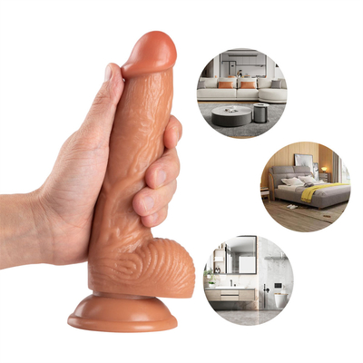 Un enorme dildo artificiale super spessa con un tappo di aspirazione e un tappo per il sedere.