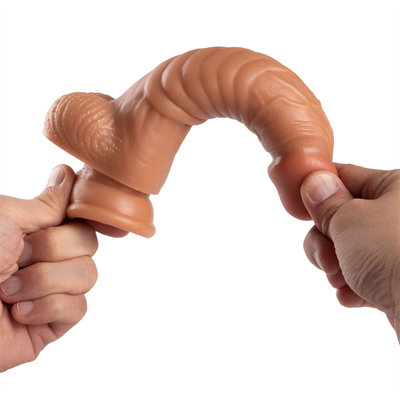 Un enorme dildo artificiale super spessa con un tappo di aspirazione e un tappo per il sedere.